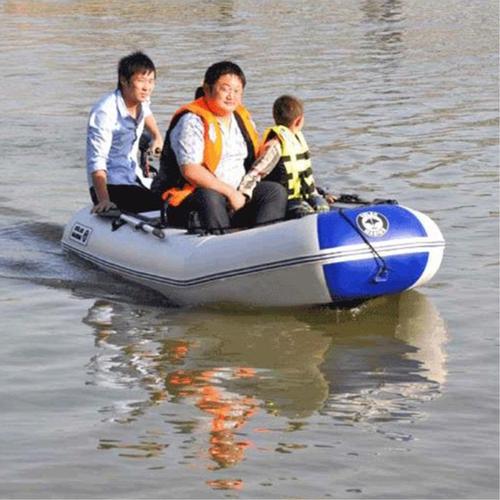 长宁公园游玩充气漂流船
